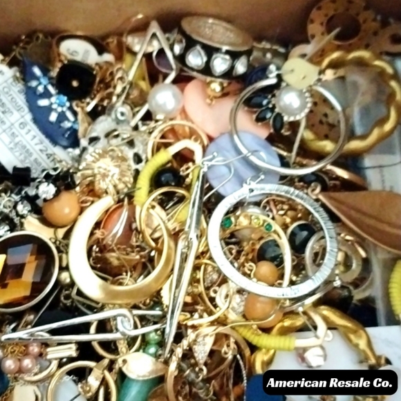 5 Lbs Metal Costume Jewelry Craft Broken Junk Lot, Rings, Earrings, Mismatched - Picture 4 of 8